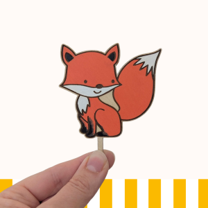 Ensemble de plusieurs toppers personnalisés en bois sur un gâteau de fête