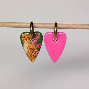 Charm en bois rose vif brillant – bijou interchangeable pour créoles dorées.