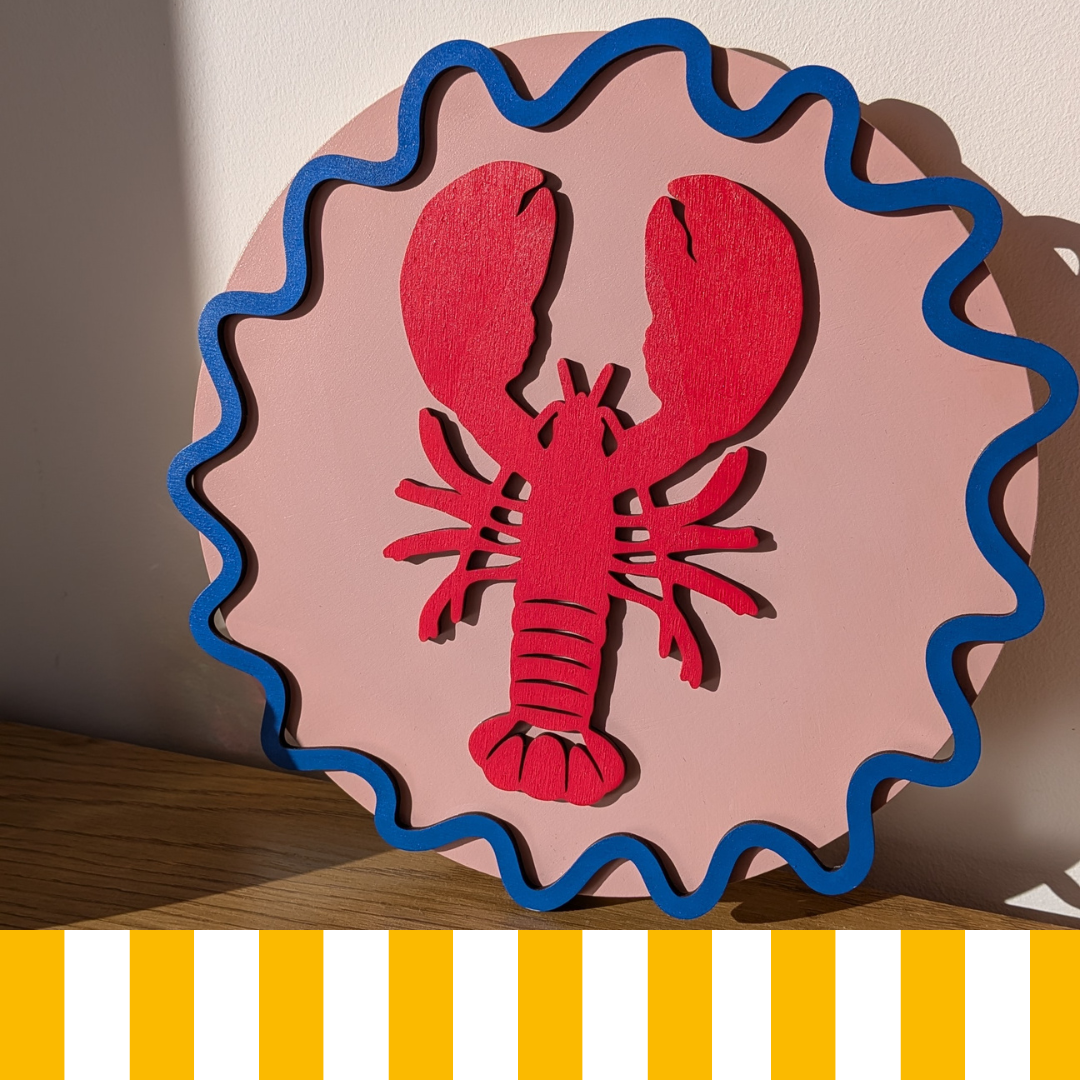 Tableau en bois homard rouge sur fond rose clair avec vagues bleues, découpe laser et peinture à la main