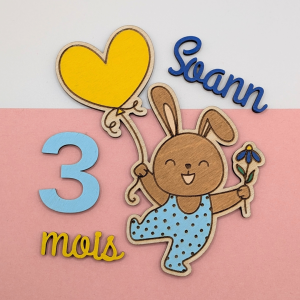 Topper en bois personnalisé lapin avec ballon cœur jaune et prénom pour bento cake